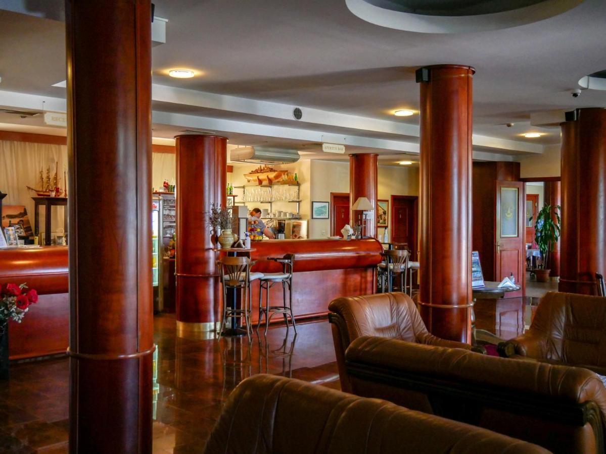 Hotel Miramare Njivice Ngoại thất bức ảnh